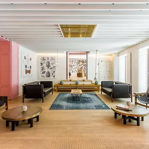 Mate Emir, Hotel Istanbul